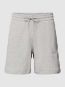 ADIDAS SPORTSWEAR Sweatshorts mit Label-Stitching in Hellgrau Melange,...