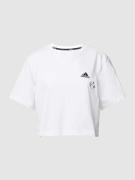 ADIDAS SPORTSWEAR Cropped T-Shirt mit Label-Stitching in Weiss, Größe ...