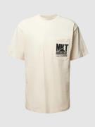 MARKET T-Shirt mit Rundhalsausschnitt und Brusttasche in Sand, Größe L
