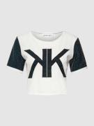 Kendall & Kylie Cropped T-Shirt mit Label-Stitching in Offwhite, Größe...