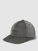 KARL KANI Cap mit verstärktem Schirm und Label-Print in Dunkelgrau, Gr...