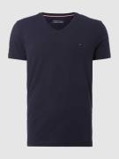 Tommy Hilfiger Slim Fit T-Shirt mit V-Ausschnitt in Marine, Größe S