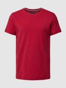 Tommy Hilfiger T-Shirt mit Label-Detail in Kirsche, Größe M