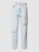 Tommy Jeans Mom Fit Jeans im Destroyed-Look in Hellblau, Größe 28/32