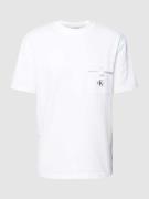 Calvin Klein Jeans T-Shirt mit Brusttasche und Label-Patch in Weiss, G...