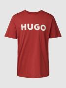 HUGO T-Shirt mit Motiv-Print und Logo-Print sowie Regular Fit in Rostr...