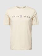 Gant T-Shirt mit Label-Print in Sand, Größe S