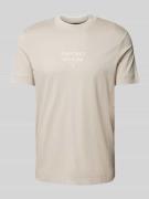 Emporio Armani T-Shirt mit Label-Print in Beige, Größe S