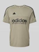 ADIDAS SPORTSWEAR T-Shirt mit Label-Print in Taupe, Größe S