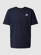 ADIDAS SPORTSWEAR T-Shirt mit Label-Stitching in Marine, Größe L