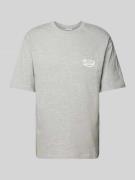 REVIEW T-Shirt mit Label-Detail in Hellgrau Melange, Größe XS