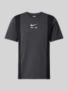 Nike T-Shirt mit Label-Print in Gruen, Größe S