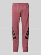 ADIDAS SPORTSWEAR Slim Fit Sweatpants mit labeltypischen Streifen in A...