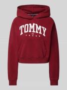 Tommy Jeans Cropped Hoodie mit Label-Print Modell 'VARSITY' in Bordeau...