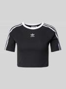 adidas Originals Cropped T-Shirt mit Label-Print in Black, Größe L