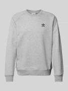 adidas Originals Sweatshirt mit Label-Stitching Modell 'ESS CREW' in H...