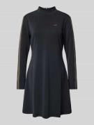 EA7 Emporio Armani Knielanges Sweatkleid mit Label-Applikation in Blac...