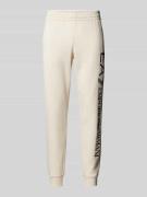 EA7 Emporio Armani Regular Fit Sweatpants mit elastischem Bund in Offw...