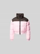 VETEMENTS Cropped Steppjacke mit Eingrifftaschen in Pink, Größe L