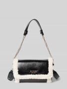 Guess Handtasche mit Label-Applikation und Teddyfell Modell 'DAVIKA' i...