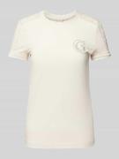 Guess T-Shirt mit Label-Badge in Offwhite, Größe L