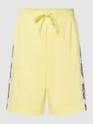 Moschino Swim + Underwear Sweatshorts mit Galonstreifen in Pastellgelb...