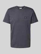 Calvin Klein Jeans Regular Fit T-Shirt mit Label-Patch in Dunkelblau, ...