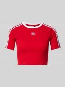 adidas Originals Cropped T-Shirt mit Label-Stitching in Rot, Größe L