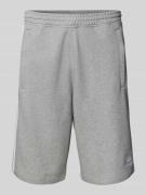 adidas Originals Regular Fit Sweatshorts mit Label-Stitching in Hellgr...