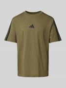 ADIDAS SPORTSWEAR T-Shirt mit Logo-Stitching in Oliv, Größe L