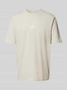 ADIDAS SPORTSWEAR T-Shirt mit Logo-Stitching in Sand, Größe L