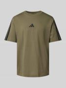 ADIDAS SPORTSWEAR T-Shirt mit Logo-Stitching in Oliv, Größe L