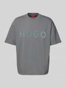 HUGO Oversized T-Shirt mit Label-Print Modell 'Dinkee' in Stein, Größe...