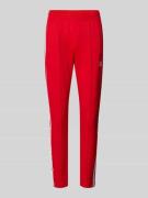 adidas Originals Slim Fit Sweatpants mit fixierten Bügelfalten in Rot,...