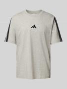 ADIDAS SPORTSWEAR T-Shirt mit Logo-Stitching in Hellgrau, Größe L