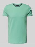 Tommy Hilfiger Slim Fit T-Shirt mit Logo-Stitching in Apfel, Größe XXL