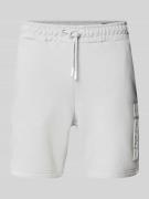 Alpha Industries Regular Fit Sweatshorts mit Label-Print in Hellgrau, ...