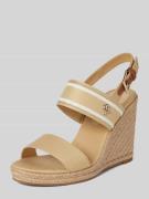 Tommy Hilfiger Sandalette mit Label-Applikation und Keilabsatz in Beig...