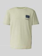 Tommy Jeans Regular Fit T-Shirt mit Label-Print in Khaki, Größe L