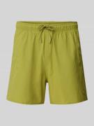 Emporio Armani Regular Fit Badeshorts mit Logo-Badge in Oliv, Größe L