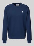 adidas Originals Sweatshirt mit Label-Stitching in Marine, Größe M