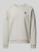 adidas Originals Sweatshirt mit Label-Stitching in Hellgrau Melange, G...