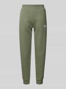 EA7 Emporio Armani Tapered Fit Sweatpants mit Label-Details in Oliv, G...