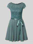 Swing Cocktailkleid mit Spitzenbesatz und Bindegürtel in Schilf, Größe...
