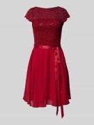 Swing Cocktailkleid mit Taillengürtel in Rot, Größe 32