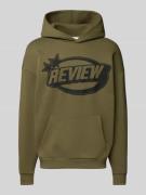 REVIEW Hoodie mit Label-Print in Oliv, Größe L