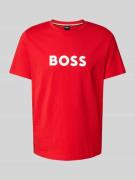 BOSS T-Shirt mit Label-Print in Rot, Größe L