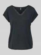 Pieces Regular Fit T-Shirt mit V-Ausschnitt Modell 'KAMALA' in Black, ...