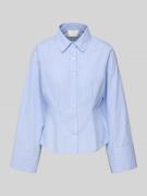 Neo Noir Hemdbluse mit Sportmanschetten und Kentkragen in Hellblau, Gr...