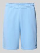 REVIEW Relaxed Fit Sweatshorts mit Label-Stitching in Hellblau, Größe ...